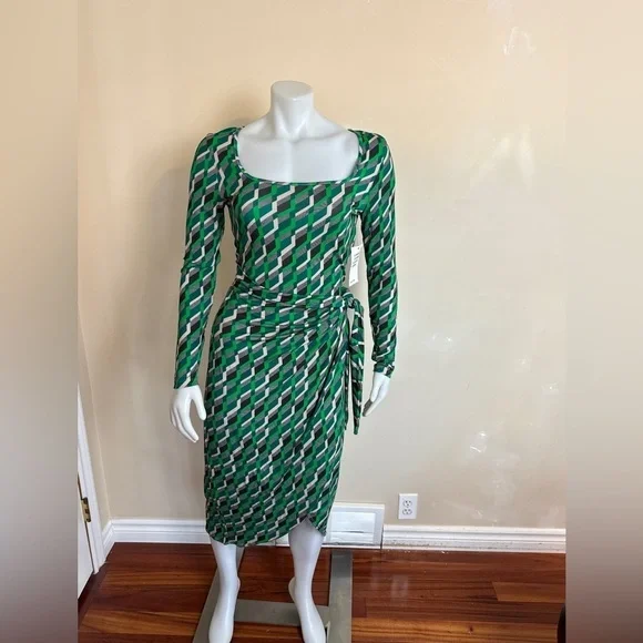 NWT - Saint and Sofia - Amelia Wrap Dress in Green Jardin Geo. Size: 6. - Picture 3 of 8